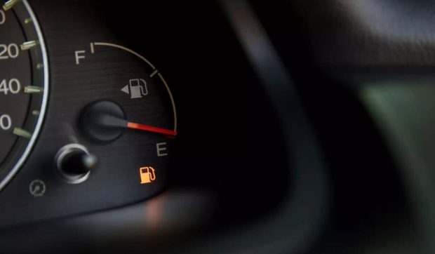 Ce ascunde simbolul „E” de pe indicatorul de combustibil și de ce e riscant să conduci cu rezervorul aproape gol