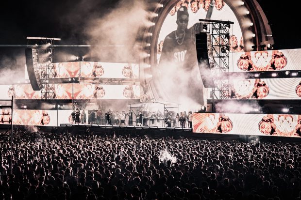 Beach, Please! 2026 debutează în forță la Costinești cu peste 90.000 de participanți și deschiderea NIBIRU, cea mai amplă stațiune de entertainment de pe litoral