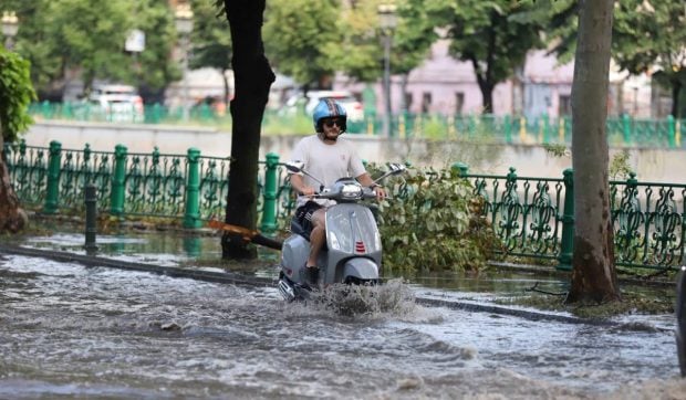 Aproape o lună de ploaie în 10 ore în București: metrou închis, transport public blocat, cartiere sub ape, peste 960 de copaci prăbușiți și 58 de mesaje RO-Alert