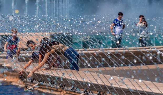 Val de căldură și nopți tropicale în București, până pe 3 august: ANM anunță temperaturi de până la 34 de grade la umbră