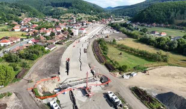 Calea ferată Cluj-Napoca – Oradea a avansat cu 7% în ultima lună. Imagini din dronă cu Lotul 3 Poieni – Aleșd