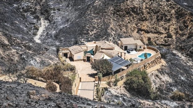 Vila nepăsată de flăcări rămâne singura oază verde într-un peisaj devastat de incendii în Spania