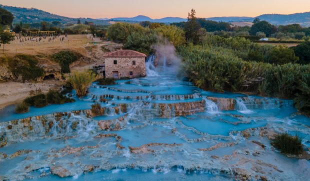 Descoperă piscinile termale din Saturnia: un refugiu natural și gratuit cu ape calde milenare în inima Toscanei