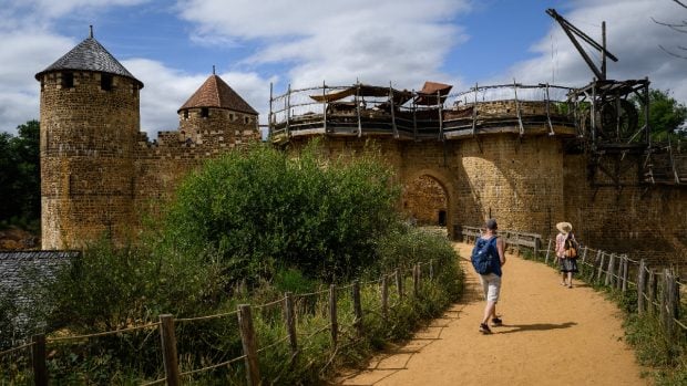 De 25 de ani, 60 de artizani construiesc un castel ca în 1.230 și încă nu au terminat, dar atrage peste 300.000 de vizitatori