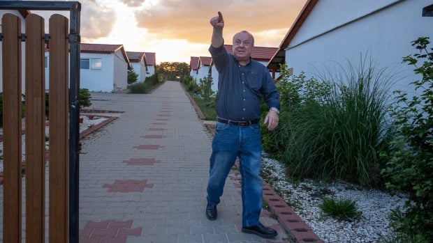 Viorel Paşca gonea oamenii din azile, ca să elibereze paturile. „L-am dus până în satul lui, l-am dus la Salonta, apoi la Oradea şi în multe alte locuri, în speranţa că i se va face cuiva milă de el”, povestea Paşca despre un bolnav psihic
