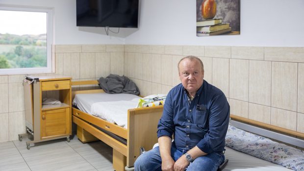 Întâmplări bizare din azilele lui Viorel Paşca, povestite chiar de el: bătrâna dispărută şi găsită moartă, bărbatul îngropat cu CNP-ul altuia şi sinuciderea din baie