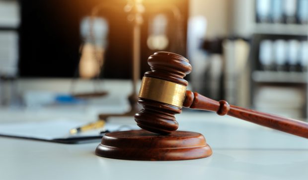 Furios că a fost depășit, i-a smuls oglinda celuilalt șofer fără să știe cine era la volan. A fost condamnat la închisoare cu suspendare