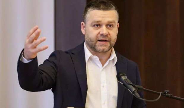 Ciprian Ciucu spune că are un stil de viață modest și urcă în lift împreună cu curierii de la Glovo: „Am stat o săptămână în Portugalia. Atât ne-am permis”