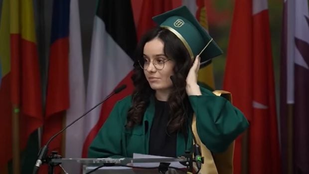 O absolventă UMF Iași a criticat modul în care se desfășoară cursurile: „Sprijinim pereții în spitale fără să ne bage nimeni în seamă”