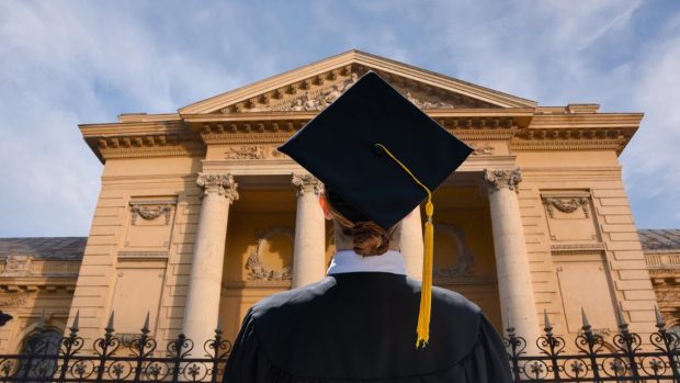 O elevă medaliată cu aur internațional la chimie aplicată a dat în judecată Universitatea de Medicină din București pentru că i s-a luat dreptul de a fi admisă fără examen 