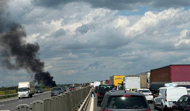 Un camion a intrat pe contrasens și a luat foc, pe A3 București-Ploiești. Trafic blocat și un nor imens de fum
