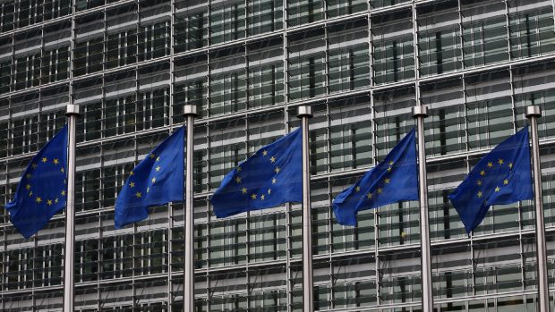 Absolvenții de la liceele tehnologice și școlile profesionale pot primi 1.500 de euro pe lună de la Comisia Europeană. Care sunt condițiile