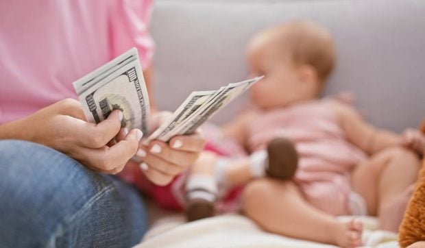 Franța introduce un concediu parental suplimentar plătit de până la 5.207 euro pentru două luni după naștere sau adopție