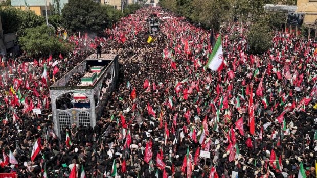 Convoiul care transportă sicriul lui Ali Khamenei traversează Teheranul / Mesajul pe care vor să-l transmită liderii iranieni întregii lumi