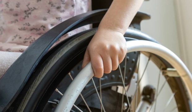 Părinții vor primi 1.600 de lei ajutor pentru tratamentele copiilor cu handicap, în Dej. Actele necesare și data depunerii