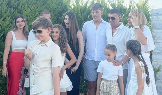 Familia numeroasă a lui Cristi Borcea surprinsă în imagini rare alături de Valentina Pelinel