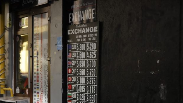 Leul se întărește față de euro și dolar, în ciuda unui context economic dificil