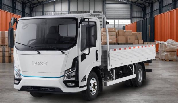 DAC România lansează un camion electric de 7,5 tone, cu autonomie de 250 de km, care seamănă izbitor cu un model chinezesc
