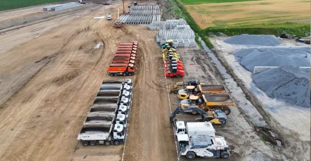 Contestația care ține în loc autostrada A8. Austriecii de la Strabag aduc acuzații grele autorităților române: oferta concurenților de la Danlin ar fi fost îmbunătățită ulterior depunerii  
