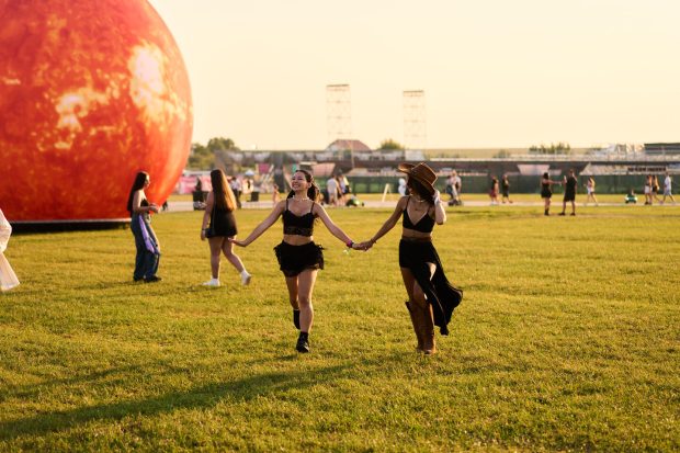 NIBIRU doboară recorduri cu 82.000 de vizitatori și un show electrizant al lui HUGEL în cadrul festivalului Galaxia