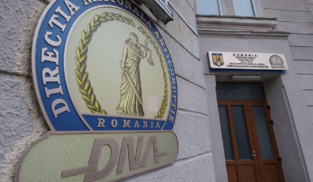 Trei directori din industria de armament de stat ar fi fost reținuți de DNA pentru luare de mită