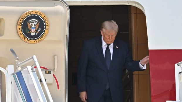 Jurnaliştii care au dezvăluit vulnerabilităţile noului avion Air Force One sunt citați în instanță. „O încercare de a împiedica publicul să afle ce se întâmplă în ţara lor”