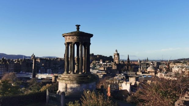 Edinburgh introduce taxă turistică de 5% pentru vizitatori: „Popularitatea orașului vine cu un preț”