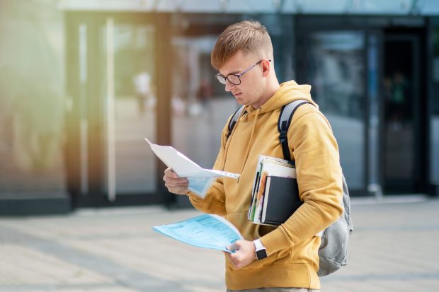 O mamă nemulțumită de repartizarea computerizată caută un elev dispus să facă schimb de locuri cu copilul ei. „Îmi încerc norocul. Poate există cineva”. Ce spune legea