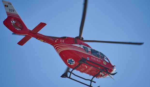 Plan Roșu de Intervenție activat în Câmpulung Muscel, Argeș, după un accident rutier. Un microbuz a ieșit de pe șosea, doi oameni sunt încarcerați