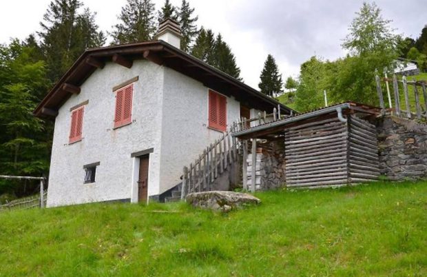 O casă rustică de vacanță în Alpii elvețieni, vandută la un preț surprinzător, deși fără electricitate și duș
