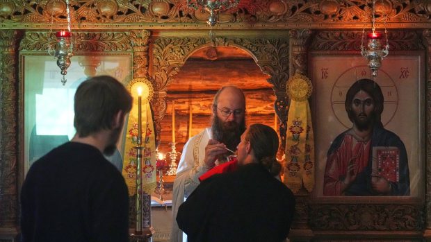Călugării ortodocși se roagă din nou la o mănăstire abandonată de 80 de ani, în Estonia