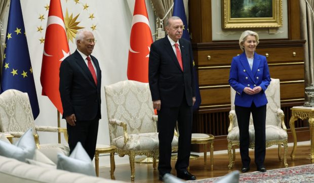 Recep Tayyip Erdogan a oferit pistoale de lux liderilor europeni la Summitul NATO de la Ankara
