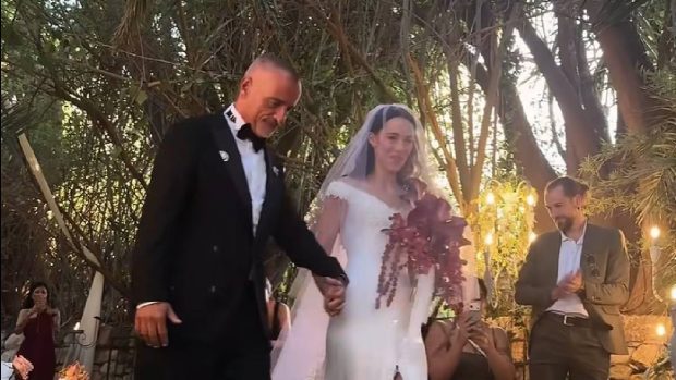 Eros Ramazzotti emoționat până la lacrimi la nunta fiicei sale, într-o rochie de mireasă desenată de Giorgio Armani cu semnificație specială