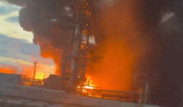 Ucraina a bombardat o rafinărie de petrol în Rusia. Complexul care arde producea 600.000 de tone de țiței pe an