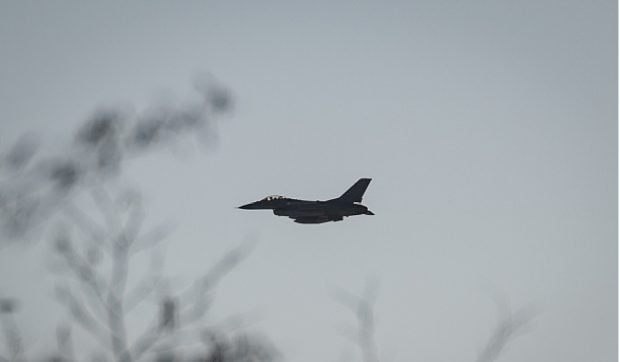 SUA anunță că un F-16 ucrainean a doborât pentru prima dată un avion de vânătoare rusesc într-un duel aerian