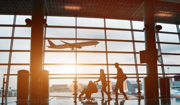 O familie care pleca în vacanță a rămas blocată în aeroport din cauza unui detaliu din pașaportul copilului: „Am fost pur și simplu distruși”