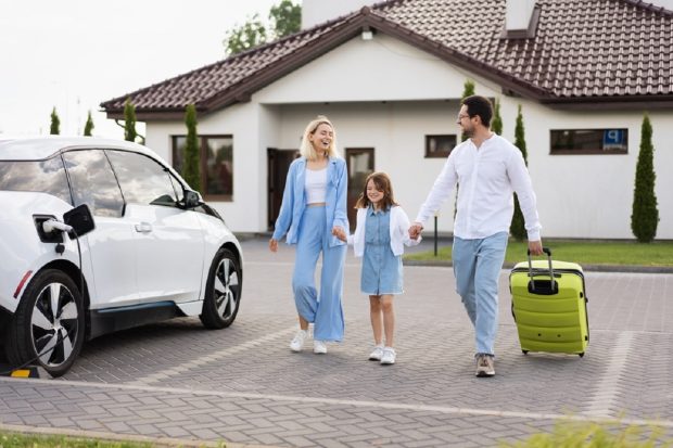 Cum să pregăteşti o vacanţă cu maşina electrică: sfaturi esenţiale pentru drumuri lungi fără griji