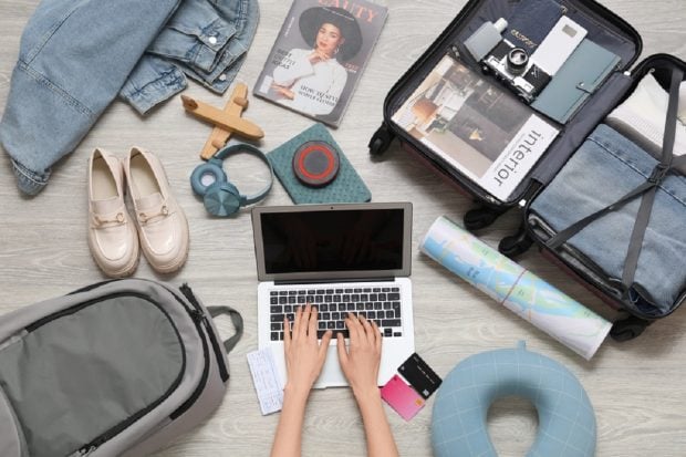 Gadgeturile indispensabile pentru o vacanță fără griji: ce să iei în bagaj