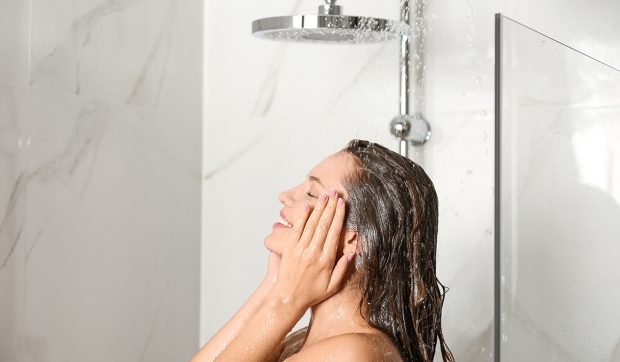 Dermatologii recomandă limitarea dușurilor complete la 2-3 pe săptămână pentru o piele sănătoasă