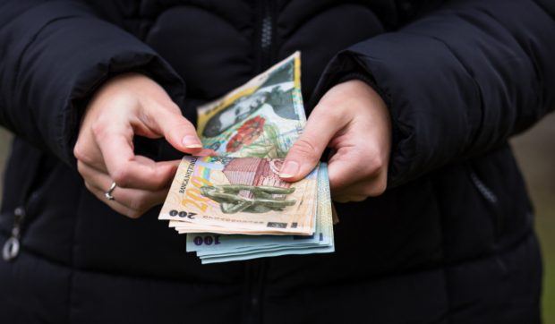 Cât este ajutorul de înmormântare în 2026 după creșterea salariului minim. Cine primește suma și care sunt condițiile de acordare