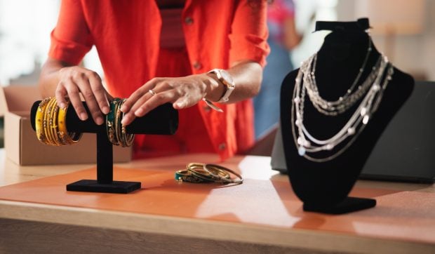 Influencerița româncă de pe TikTok, care a furat o brățară Louis Vuitton de 36.500 de euro, se credea „Angelina Jolie de România”
