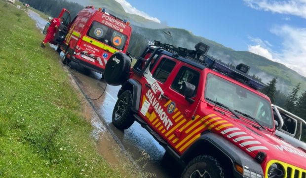 Femeie rănită de trăsnet pe muntele Padina, salvată conștientă de echipele montane