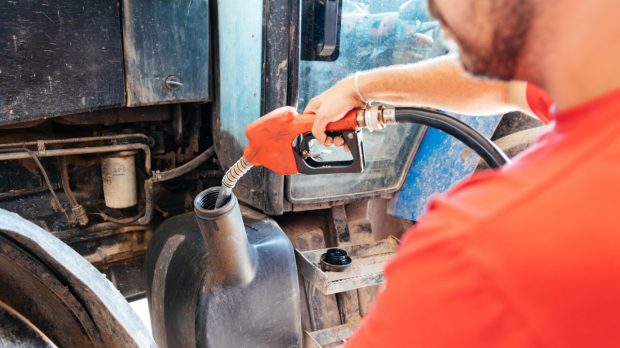 Motorină fără acciză direct de la pompă, pentru fermieri. Legea nouă care îi scapă de dosare pentru banii de la stat
