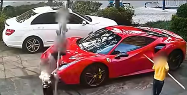 Mai mulți copii provoacă avarii costisitoare unui Ferrari în parcare, proprietarul cere despăgubiri