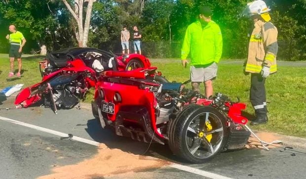 Un Ferrari SF90 Spider de aproape 500.000 de euro s-a rupt în două după un accident în Australia. Bucăți din bolid au zburat pe șosea