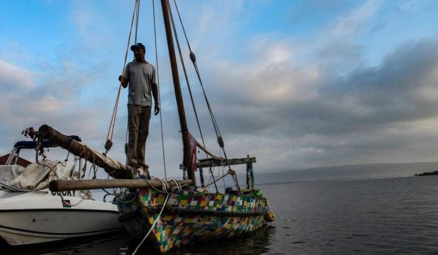 Flipflopi, barca de 9 metri construită din 30.000 de șlapi și 10 tone de plastic, a navigat 500 km, din Kenya până în Zanzibar
