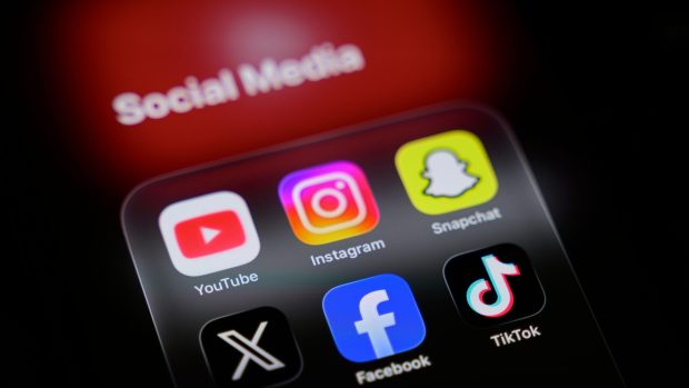 Franța interzice rețelele de socializare pentru minorii sub 15 ani, o premieră în Europa. Proiectul de lege prevede şi interzicerea telefoanelor mobile în liceu