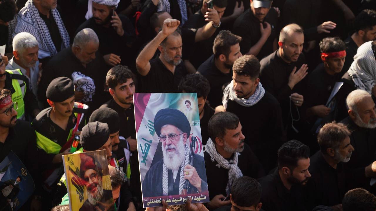 Poza pentru articolul Funeraliile lui Ali Khamenei au început. Irak și Iran s-au unit cu ocazia procesiunii