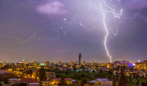Recomandările pentru populație în timpul Codului Roșu de furtuni, vijelii și grindină. Ce sunt sfătuiți oamenii să facă: „Închideți toate ferestrele”