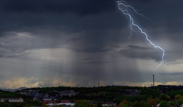 ANM avertizează: Coduri portocalii și galbene de furtuni, grindină și ploi torențiale în toată țara până vineri dimineață